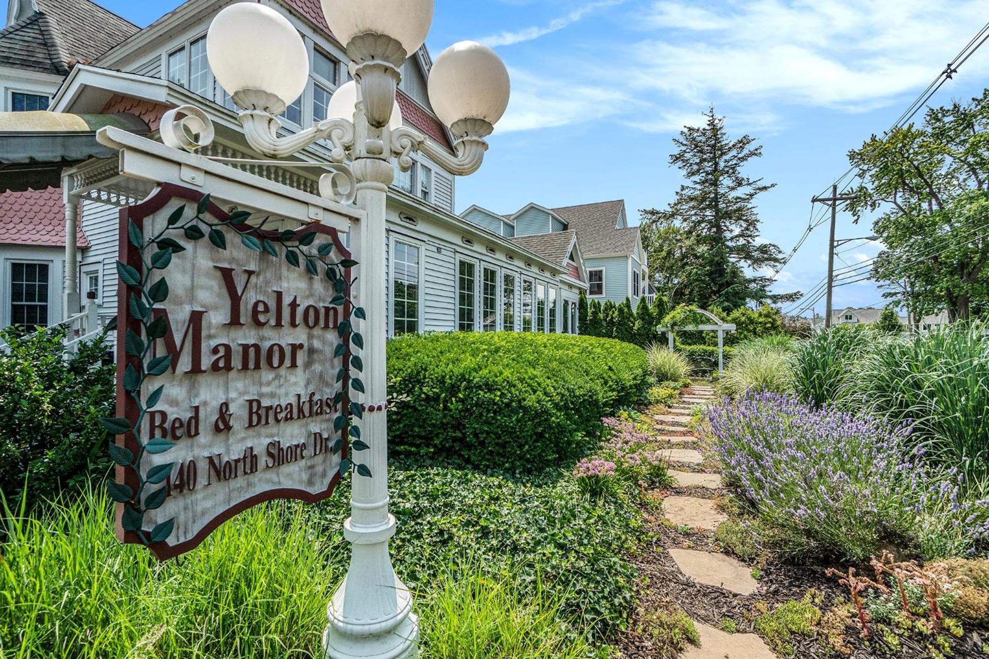 Yelton Manor Bed And Breakfast South Haven Exterior photo
